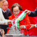 A sus 94 años, la economista Ifigenia Martínez colocó la banda presidencial a Claudia Sheinbaum Pardo.