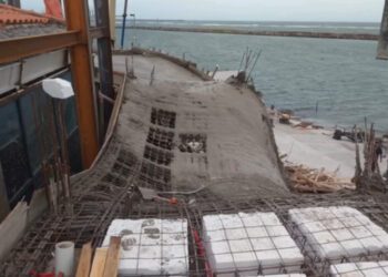 El viento tira estructura de madera en Plaza Aquarium, en Veracruz; sin lesionados