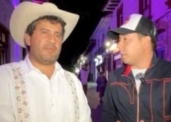 Carlos Alberto Manzo Rodríguez, presidente municipal de Uruapan (izq.) y el periodista Mauricio Solís "El Chamán (der.). AMEXI/Foto: RRSS