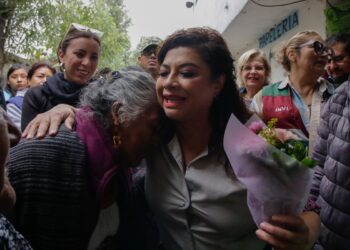 Clara Brugada recorre en zonas afectadas por lluvias en Xochimilco