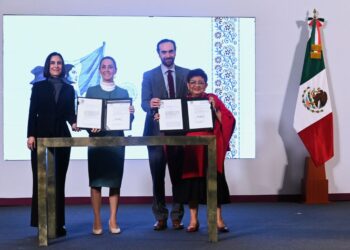 Claudia Sheinbaum firma el decreto sobre Pemex y la CFE.