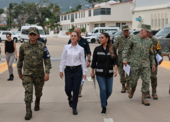 La presidenta Claudia Sheinbaum a su llegada a Acapulco, con la gobernadora Evelyn Salgado