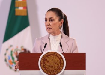 La presidenta Claudia Sheinbaum negó que AMLO gobierna detrás de ella