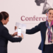 Claudia Sheinbaum muestra que no sirve el código QR de la notificación de la jueza Nancy Juárez