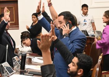Congreso de la CDMX aprueba reformas para abrir paso a la licencia de conducir permanente.
