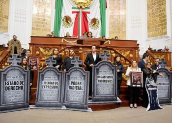 Oposición acude con vestimenta negra y Lápidas a la sesión donde se aprobó la supremacía constitucional. AMEXI/ Foto: PAN en Congreso CDMX