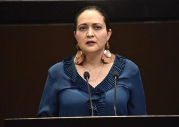La senadora priista Cynthia López Castro rechaza acusaciones de traición.
