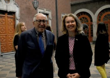 David Kershenobich, secretario de salud de México, y la funcionaria del Departamento de Salud y Servicios Humanos de Estados Unidos, Dawn O' Connell.