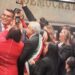 El besamanos del adiós…