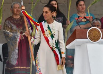 Ciudad de México, 1 oct.- La presidenta de México, Claudia Sheinbaum Pardo, recibe el Bastón de Mando y presenta sus 100 compromisos de gobierno. / AMEXI / FOTO: Guillermo Granados