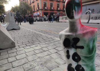 Policías y vallas protectoras
