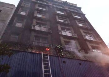 Un incendio consumió casi en su totalidad el interior de una bodega en la colonia Centro de la alcaldía Cuauhtémoc. AMEXI/Foto/SGIRPC