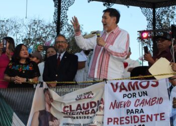 “¡Presidente, presidente!”, gritan mexicanos a Noroña en EU