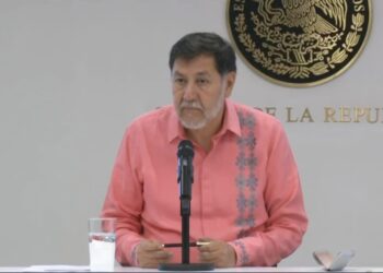 Más de 800 declinaron, informó Fernández Noroña.