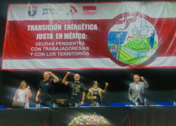 De izquierda a Derecha: Andrea Sato de Fundación Sol (Chile), Gerold Schmidt, Presidente de la Fundación Rosa Luxemburg; Marino Vani, Secretario Regional para América Latina de IndustriALL Union Global; Karla Vazquez y Martín Esparza Flores, Secretario General del SME, durante el Foro: Transición energética justa.