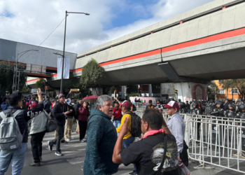 Guerra de consignas entre trabajadores del Poder Judicial y simpatizantes de AMLO afuera de San Lázaro