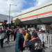 Guerra de consignas entre trabajadores del Poder Judicial y simpatizantes de AMLO afuera de San Lázaro