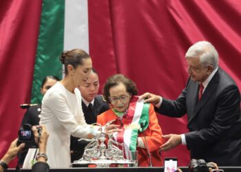 Ifigenia Martínez cumple el sueño de entregar la banda presidencial a una mujer