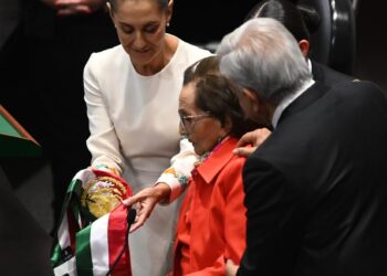 Ifigenia Martínez cumple el sueño de entregar la banda presidencial a una mujer