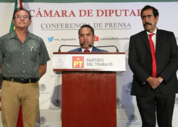 José Alejandro López Sánchez, diputado del PT, con docentes de la DGETI y DGETA