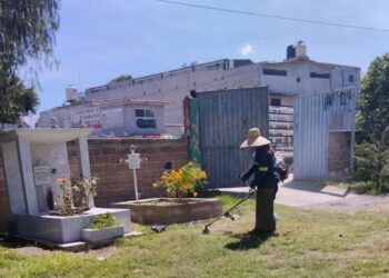 Limpian panteones de Tecámac para recibir a sus muertos
