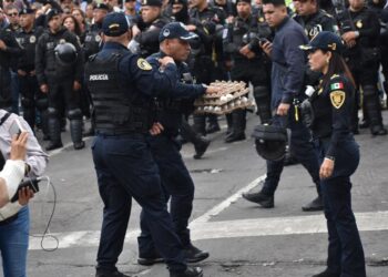 Fracasa lluvia de huevos para despedir a AMLO