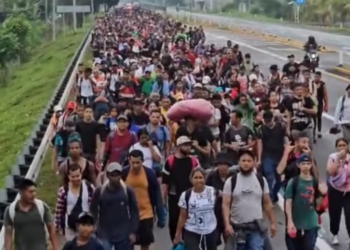 Caravana migrante sale de Tapachula el 20 de octubre de 2024.