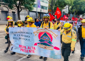 Trabajadores al Cuidado del Bosque de la CDMX, marchan con la Central de las Trabajadoras y Trabajadores de la Ciudad y del Campo para exigir mejoras laborales