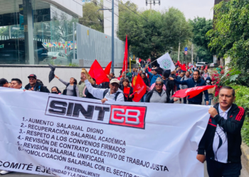 Integrantes del Sindicato Independiente Nacional del Colegio de Bachilleres marchan hacia la Dirección General, para exigir aumento salarial digno.