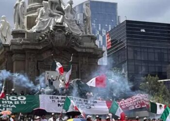 Ciudad de México, 1 oct.- Protestas de trabajadores del Poder Judicial y de estudiantes para exigir diálogo. / AMEXI / Foto: AMEXI