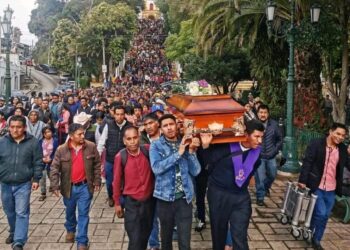 Dan último adiós al padre Marcelo Pérez en su parroquia de Guadalupe, en San Cristóbal de la Casas
