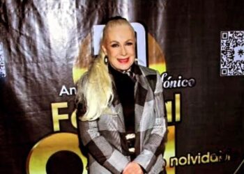 Laura Zapata reza por la salud de Ernestina sodi