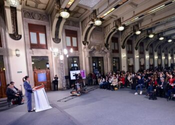 Energía, decisión y aplomo refleja primer día como Presidenta