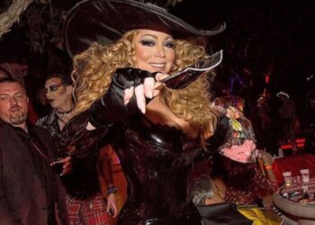 Mariah Carey disfrazada de bruja