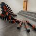 Luke Hart desafía la idea de equilibrio con la exposición “¿Estructuras?”