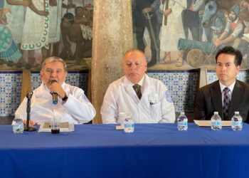 Hospital de Jesús. Los doctores Pedro Álvarez Sánchez y Octaviano Rosalez Serafín, presidente del Patronato, y el administrador Adrián Rivera. AMEXI/Foto: Luis Martín González