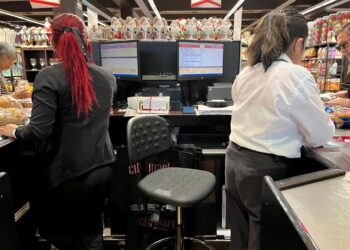 Ley Silla: sin apoyo, 45% de los trabajadores que labora de pie