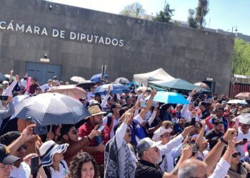 Movilización de la FNSEMS en la Cámara de Diputados. Demandan atender rezagos salariales.