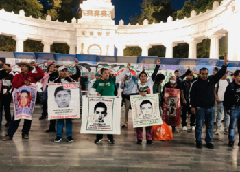 Padres y madres del os 43 estudiantes de Ayotzinapa desaparecidos