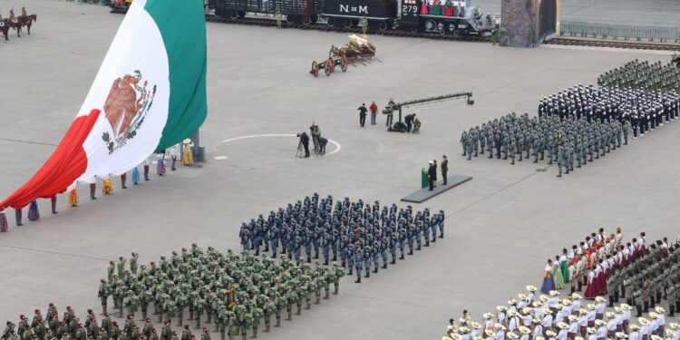 Desfile cívico-militar por el 114 aniversario de la Revolución Mexicana