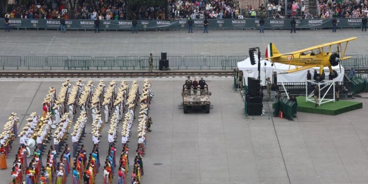 Desfile cívico-militar por el 114 aniversario de la Revolución Mexicana