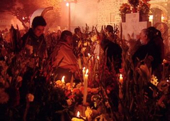 Velas encendidas para guiar a los muertos.
