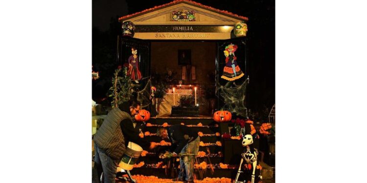 CDMX. 1 de noviembre de 2024. Día de Muertos en el Panteón Xilotepec, Xochimilco. AMEXI/Foto: Guillermo Granados