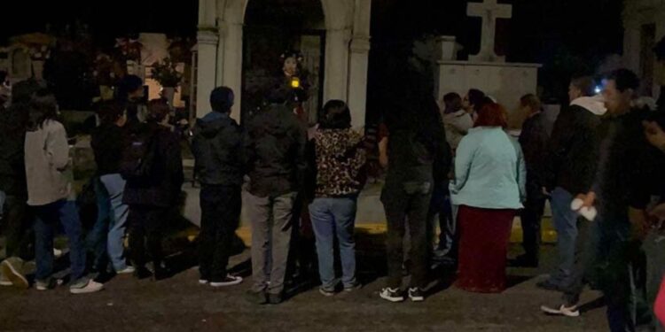 CDMX. 1 de noviembre de 2024. Día de Muertos en el Panteón Xilotepec, Xochimilco. AMEXI/Foto: Guillermo Granados
