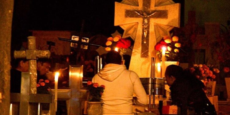 CDMX. 1 de noviembre de 2024. Día de Muertos en el Panteón Xilotepec, Xochimilco. AMEXI/Foto: Guillermo Granados