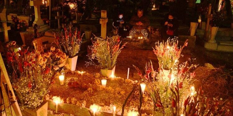 CDMX. 1 de noviembre de 2024. Día de Muertos en el Panteón Xilotepec, Xochimilco. AMEXI/Foto: Guillermo Granados
