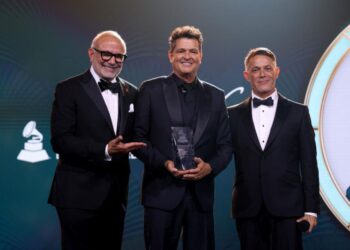 Carlos Vives fue honrado como la Persona del año 2024 por el Grammy Latino