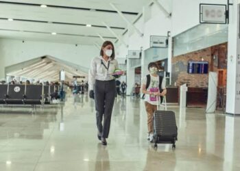 ¿Tus hijos menores viajan al extranjero? Esto te pide Migración