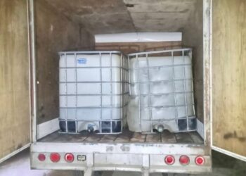 Vehículo que transportaba contenedores con combustible robado, en total suman 3 mil litros de gasolina