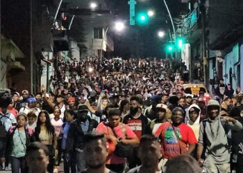 A pesar de arrestos, deportaciones y militarización en Estados Unidos, unos dos mil migrantes salen de Tapachula, Chiapas
